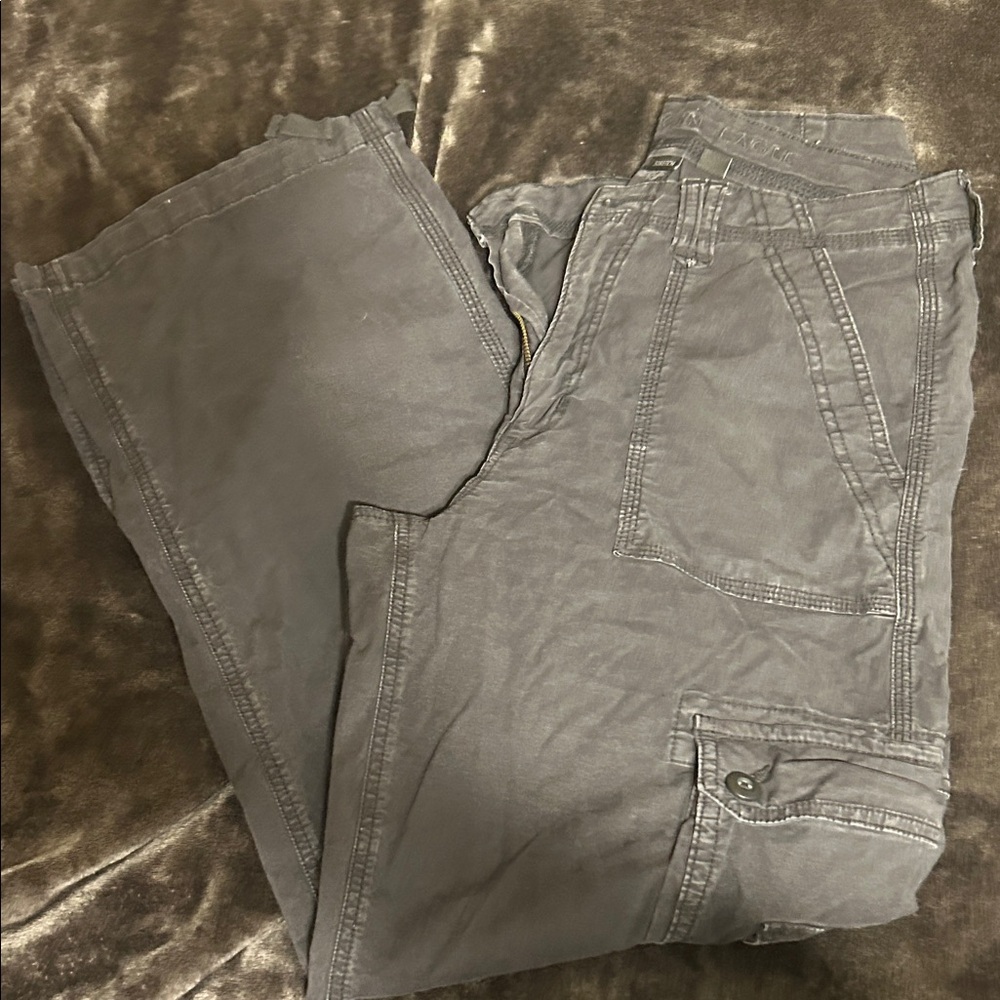 American Eagle women’s black cargo pants